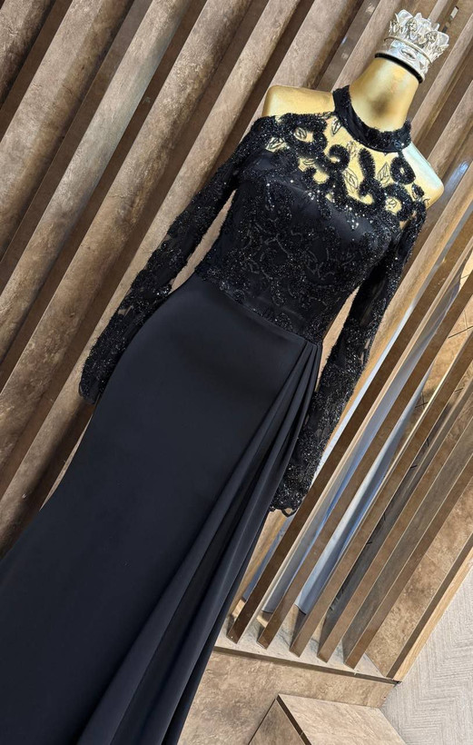 ترلان 🤍 ⚜جنس :کرپ غواصی و خرجکار گل برجسته ترک دوخت و پارچه کیفیت تضمینی👌 ⚜سایز بندی:سایز4 سایز1(38.40) سایز2(42_44)سایز3(46 )سایز4(48) رنگ بندی مشکی ۲۵/۰۰۰/۰۰۰ ریال